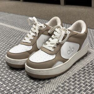 Alo Yoga Alo Recovery Mode Sneaker in Gravel/White